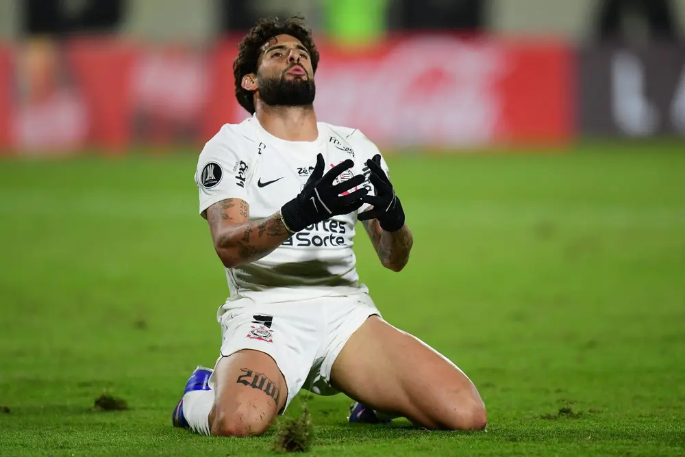 Corinthians empata com Peñarol e garante liderança do grupo